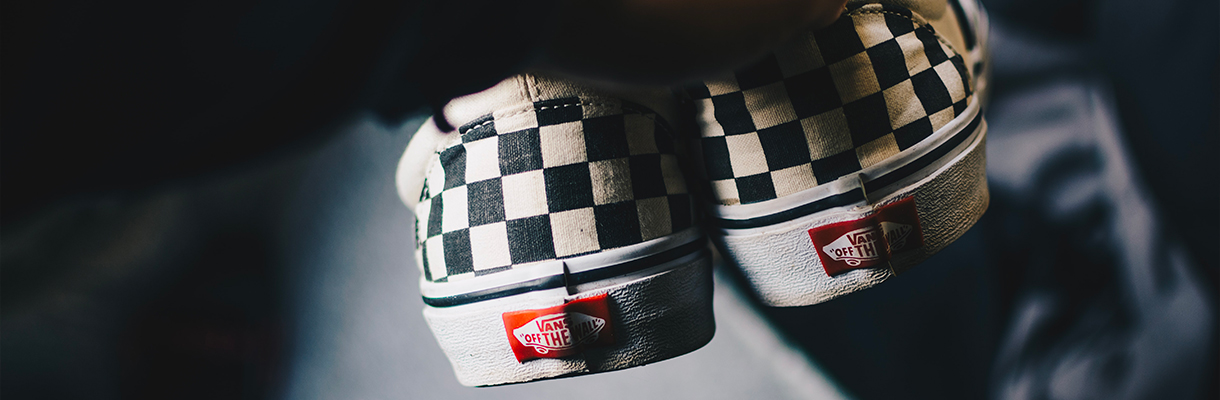 slip-on-sneaker von hinten gesehen